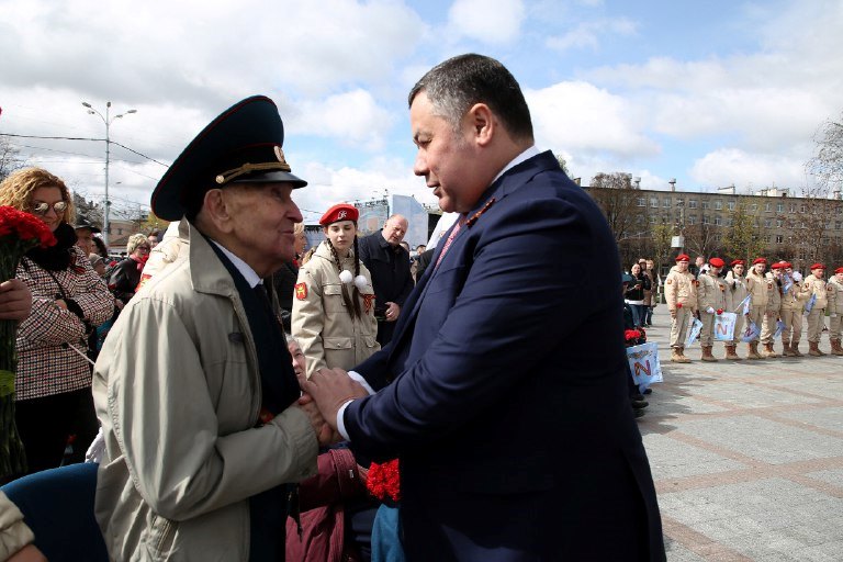 Игорь Руденя вместе с ветеранами возложил цветы к Обелиску Победы в Твери