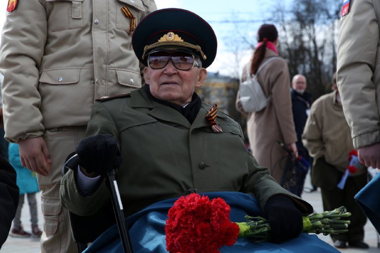 Игорь Руденя вместе с ветеранами возложил цветы к Обелиску Победы в Твери