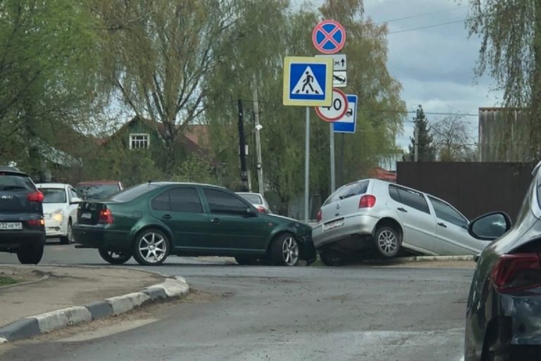 В Твери легковушка "нырнула" в придорожную канаву