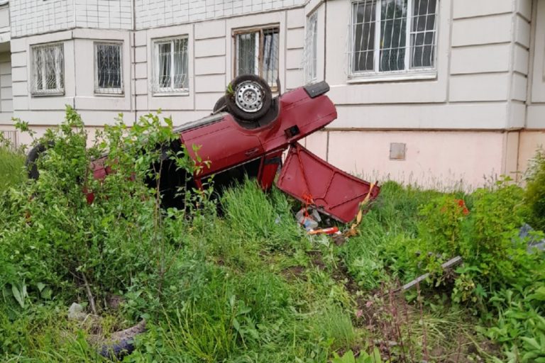 Перевернувшаяся легковушка оказалась под окнами многоэтажки в Твери