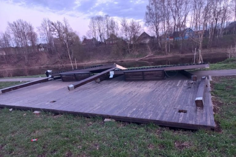 Деревянная конструкция упала на подростка в Селижарово