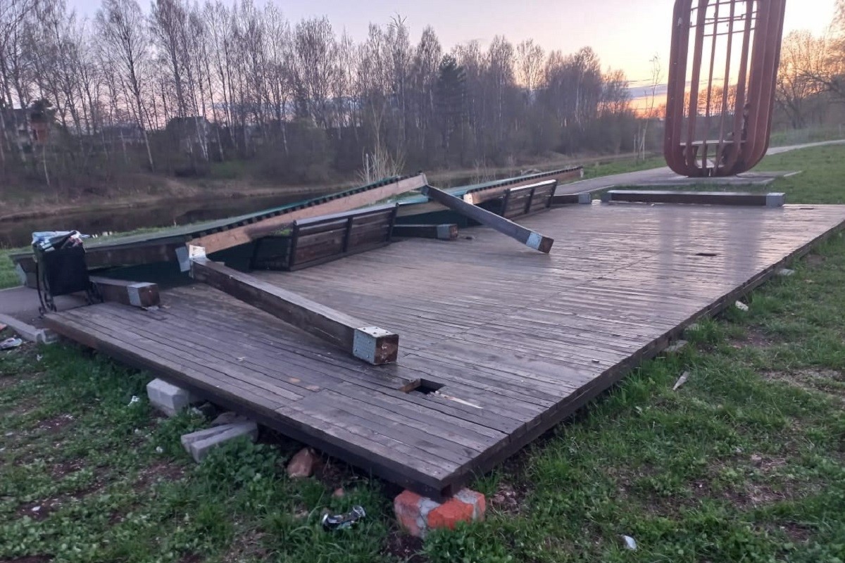 Деревянная конструкция упала на подростка в Селижарово