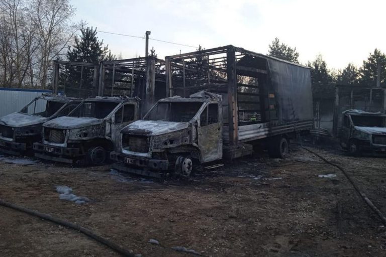 Появились фото с места пожара в Твери, где утром сгорели более 30 грузовиков