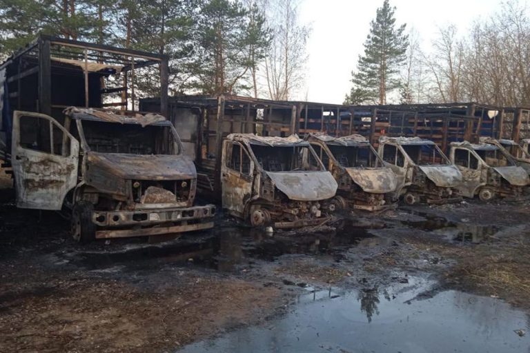 Появились фото с места пожара в Твери, где утром сгорели более 30 грузовиков