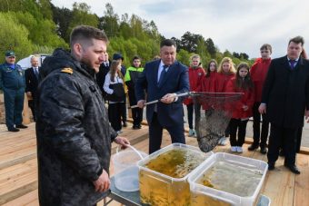В Конаково губернатор Тверской области и глава Росрыболовства выпустили в Волгу молодь стерляди