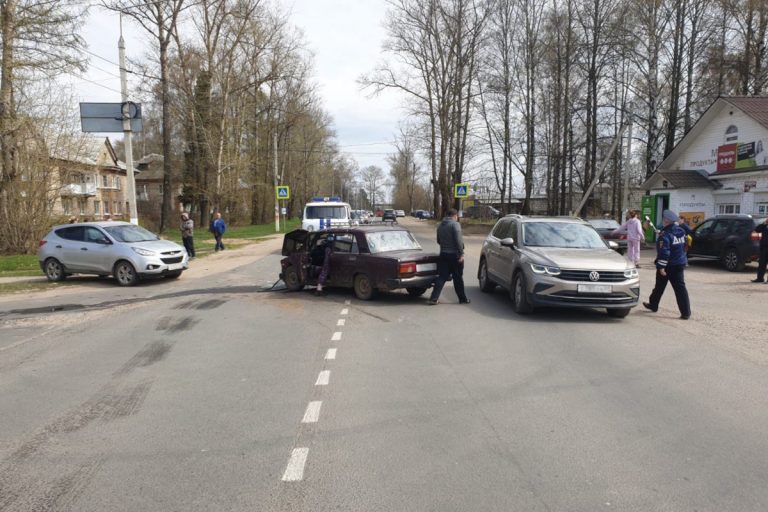В Тверской области водитель и пассажир пострадали в столкновении двух автомобилей