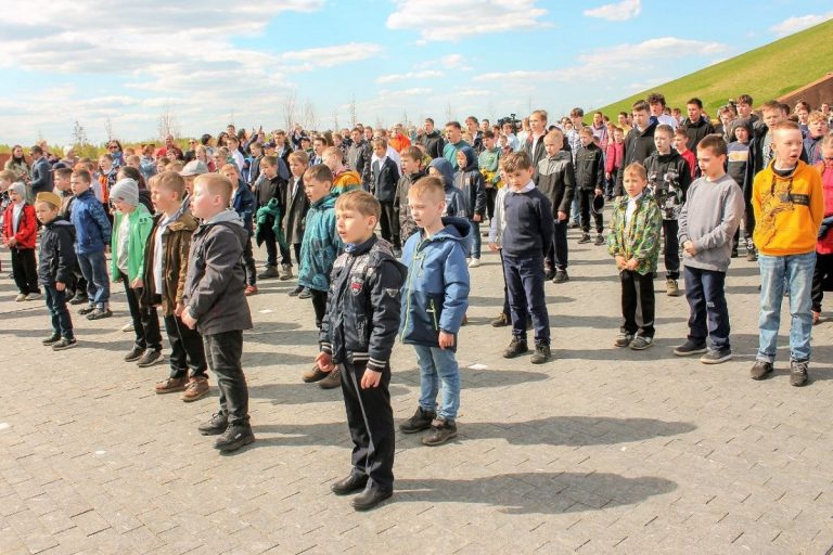 У Ржевского мемориала Советскому солдату выступил сводный хор в составе 400 человек