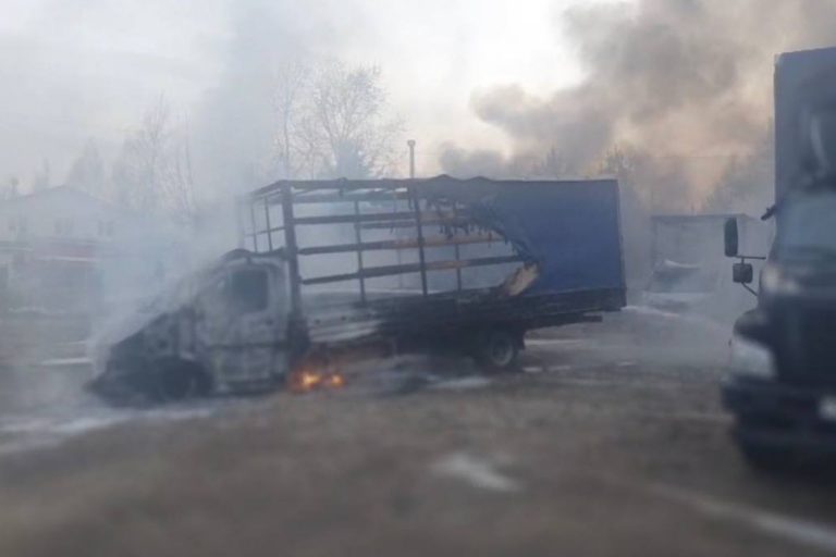 На парковке грузовиков в Твери сгорело 30 автомобилей