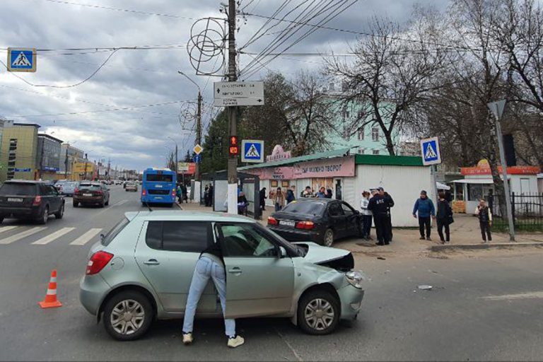 Легковушку выбросило на тротуар после столкновения на перекрёстке в Твери