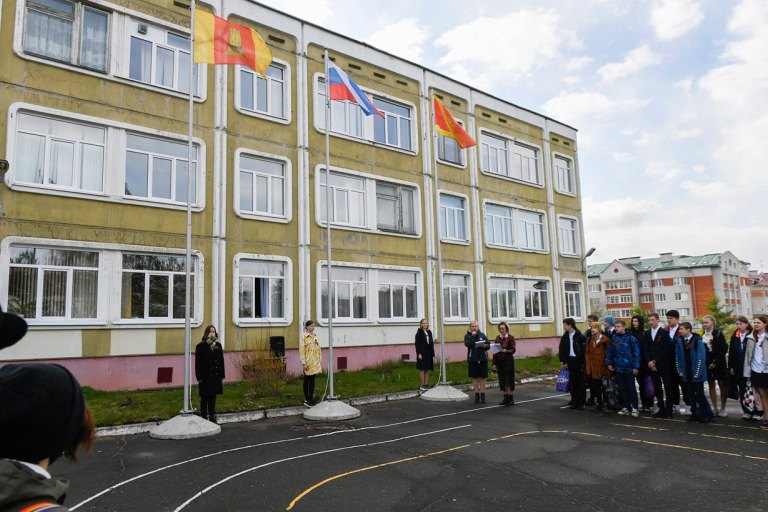 Более двухсот школ Тверской области начали учебную неделю с поднятия флага и исполнения гимна России