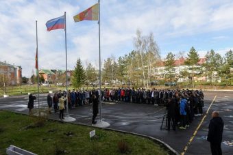 Более двухсот школ Тверской области начали учебную неделю с поднятия флага и исполнения гимна России