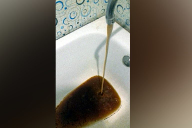 В Твери жители нескольких районов жалуются на ржавую воду из-под крана