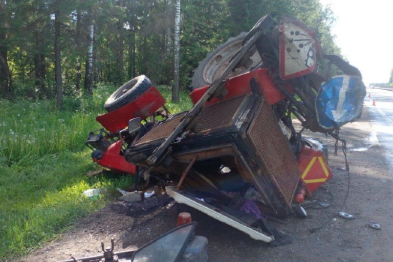 В Тверской области автомобиль протаранил трактор на трассе М-10