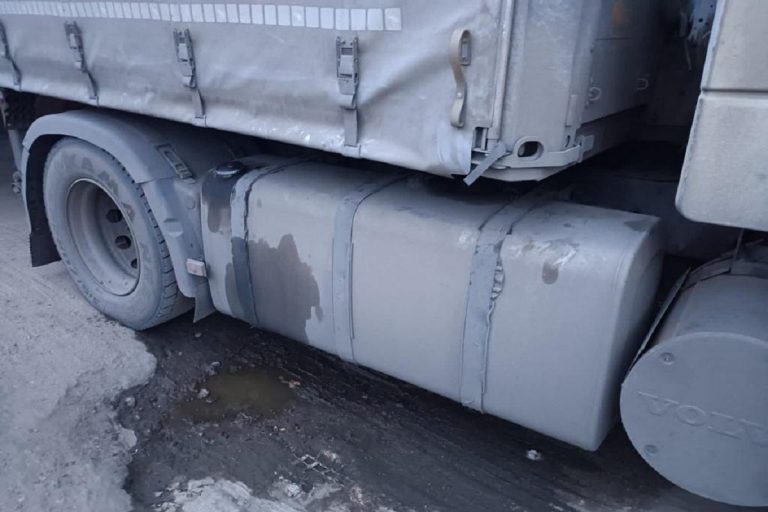 В Тверской области задержали мужчин, сливавших топливо у автомобилей на М-10