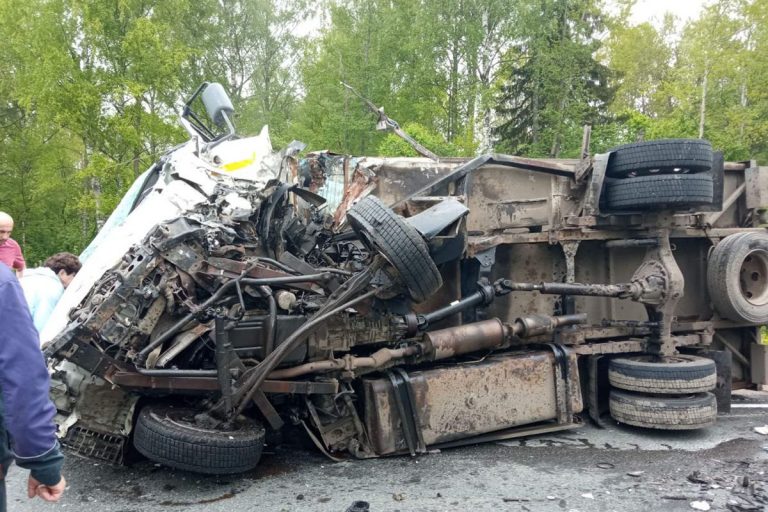 Водитель погиб в столкновении Audi и грузовика на трассе М-9 в Тверской области