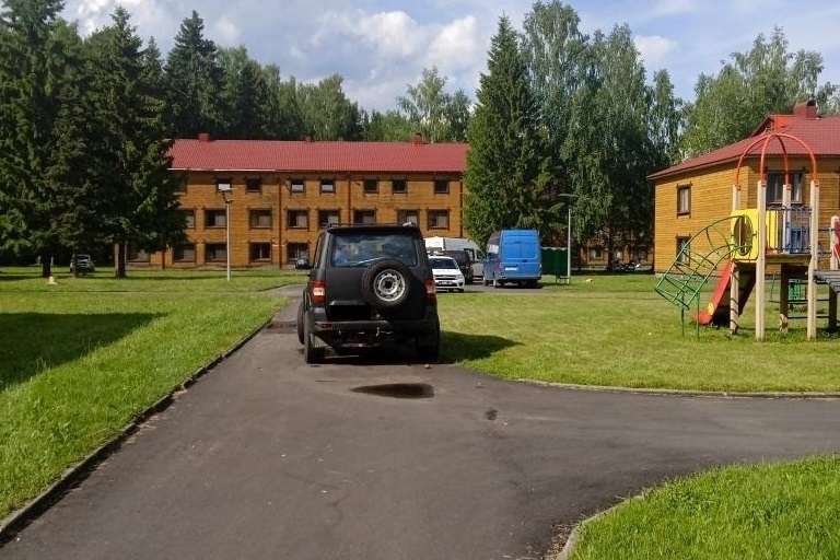 На базе отдыха в Тверской области водитель внедорожника сбил стоявшую на газоне 8-летнюю девочку