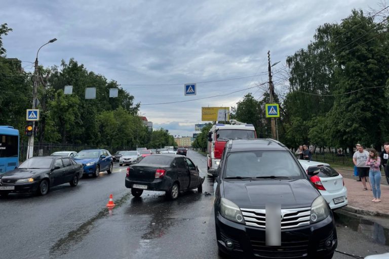 Два человека пострадали в массовом ДТП на проспекте Чайковского в Твери