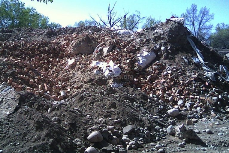 В Тверской области свалили на участок около 100 машин строительного мусора