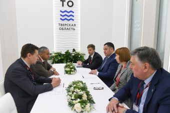 Губернатор Тверской области Игорь Руденя провел первую деловую встречу с инвесторами на ПМЭФ-2022