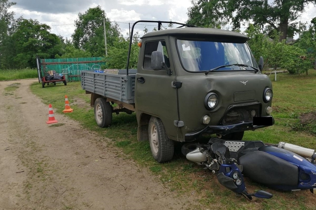 Пьяный скутерист врезался в стоящий УАЗ в Тверской области