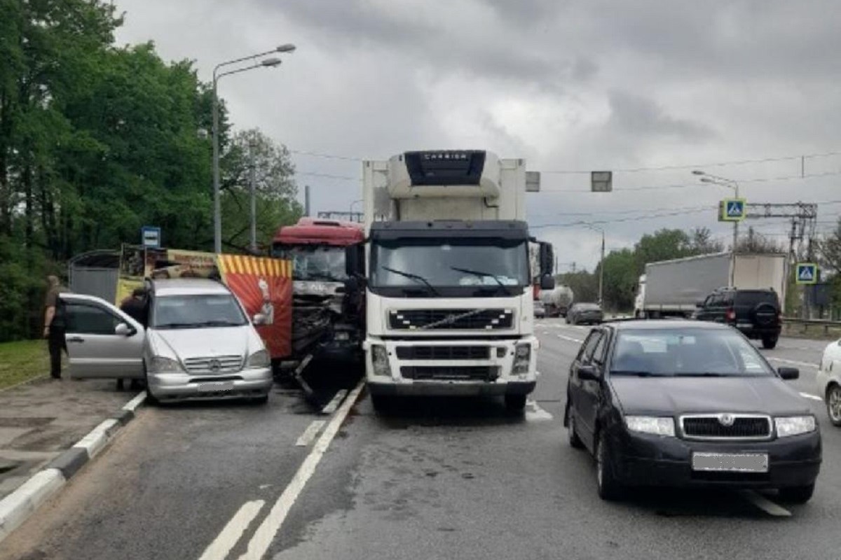 Под Тверью столкнулись два грузовика и две легковушки