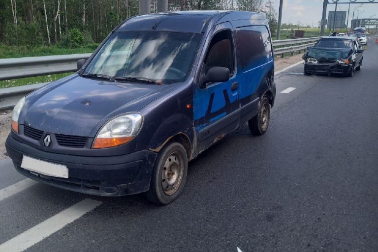 ВАЗ "догнал" иномарку на М-10 под Тверью