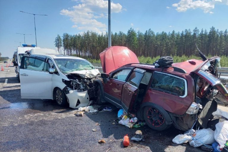Четыре человека пострадали в серьезном ДТП на М-11 в Тверской области