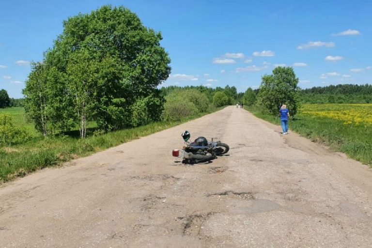 Два человека пострадали при падении с мотоцикла в Тверской области