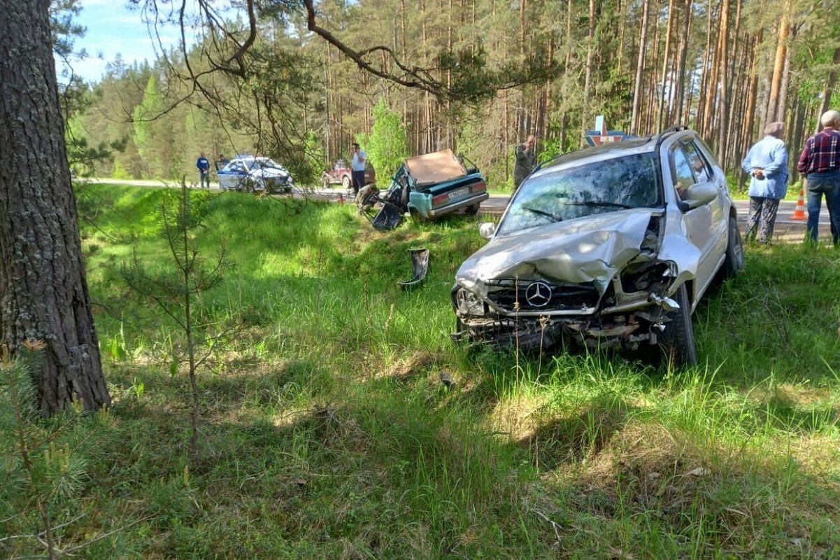 Один человек погиб при столкновении ВАЗа и Mercedes в Тверской области