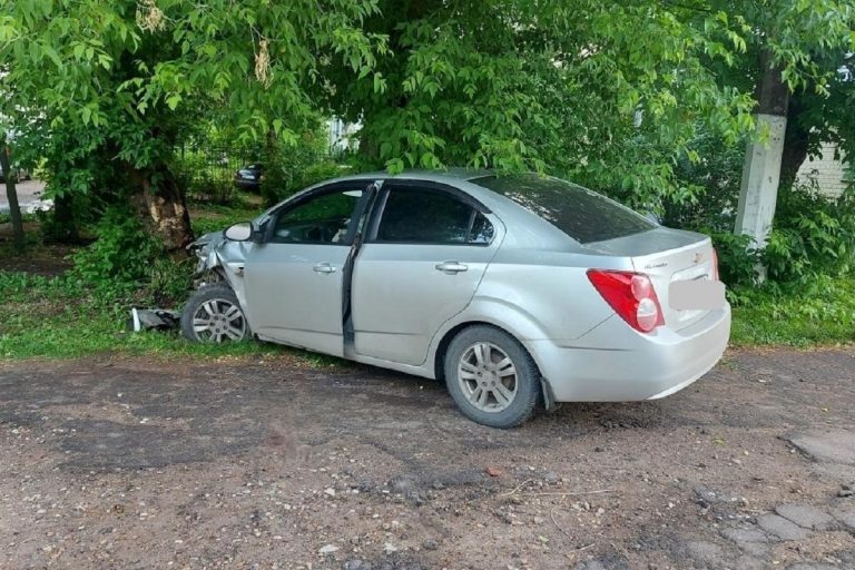 Chevrolet Aveo врезался в дерево на набережной Афанасия Никитина в Твери