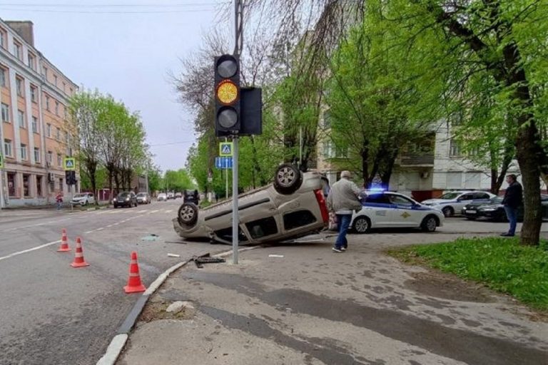 В Центральном районе Твери перевернулась легковушка В Центральном районе Твери перевернулась легковушка