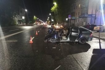 В Твери легковушка врезалась в опору уличного освещения