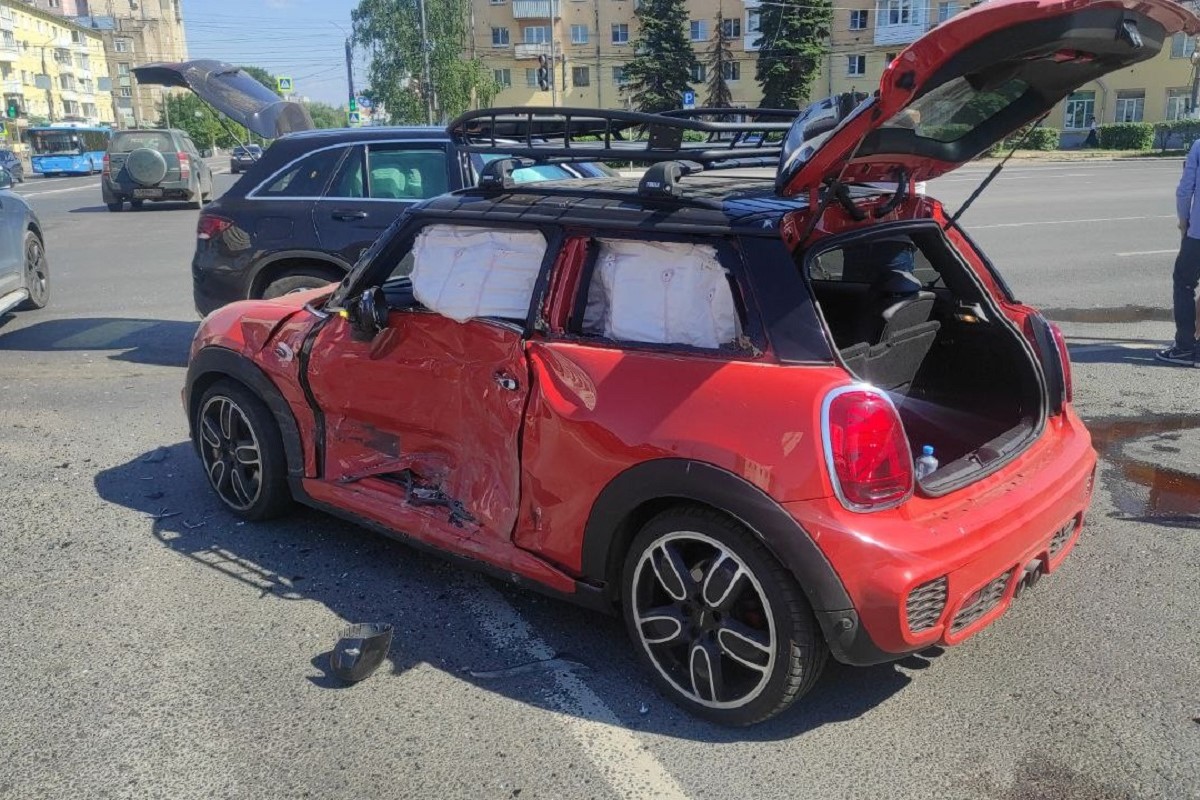 На площади Капошвара в Твери столкнулись Mercedes и Mini Cooper