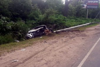 На Московском шоссе в Твери легковушка врезалась в столб и загорелась