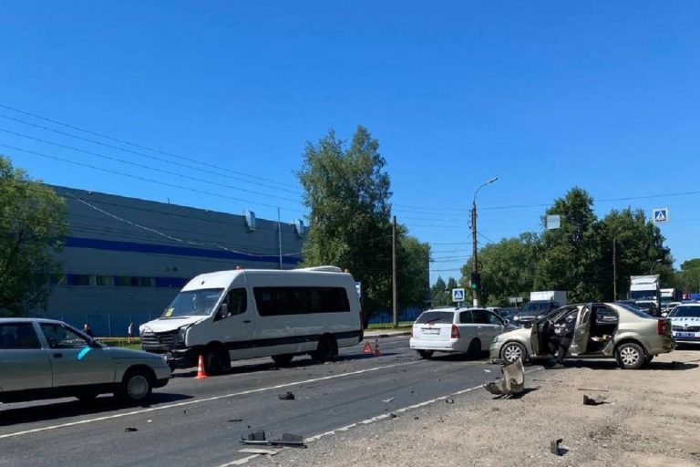 Три человека пострадали при столкновении четырех машин в Твери