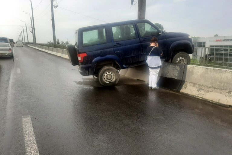 На Восточном мосту в Твери сбили девушку