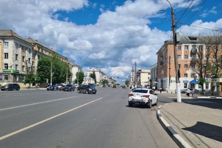 Женщина пострадала при столкновении иномарок в центре Твери