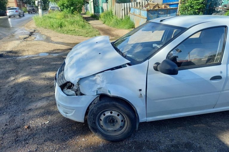 Автомобиль ГИБДД перевернулся после столкновения с Renault Logan в Твери