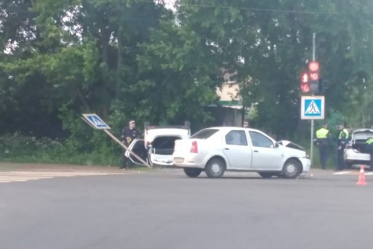 Автомобиль ГИБДД перевернулся после столкновения с Renault Logan в Твери