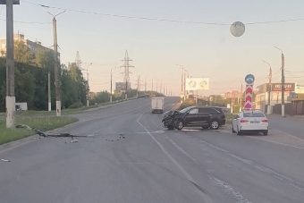 Внедорожник врезался в столб у Волоколамского путепровода в Твери
