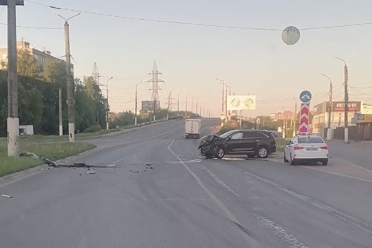 Внедорожник врезался в столб у Волоколамского путепровода в Твери