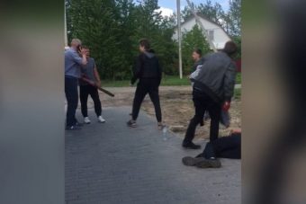 Конфликт между пассажирами автобуса перерос в драку на остановке в Твери