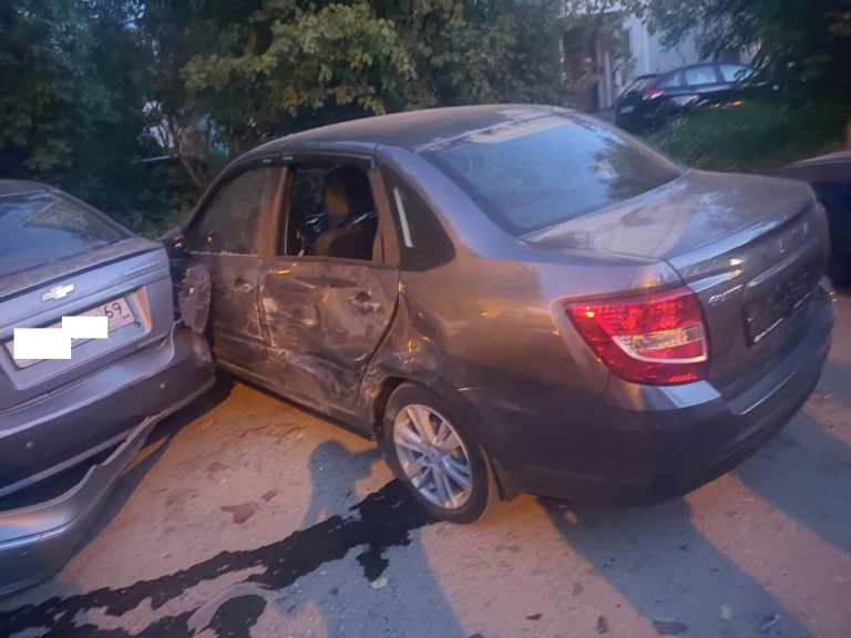 Пьяный водитель в Твери снес на своем пути 5 припаркованных автомобилей