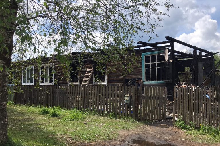 Пожар уничтожил дом у двух многодетных семей в Тверской области