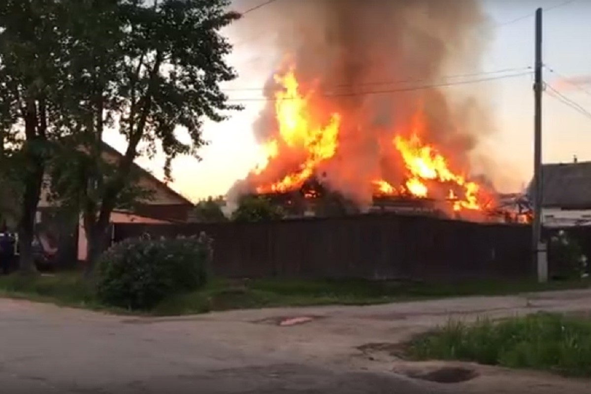 В Тверской области полыхал одноэтажный дом (видео)