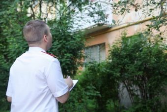 Девушка-подросток выпала из окна многоквартирного дома в Тверской области