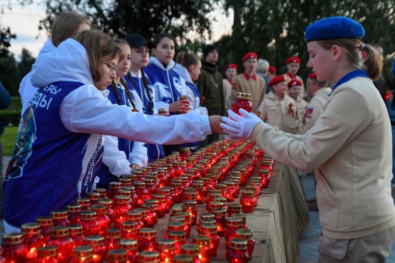 У Обелиска Победы в Твери зажгли свечи памяти