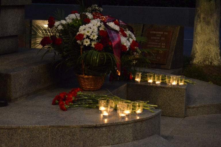 У Обелиска Победы в Твери зажгли свечи памяти