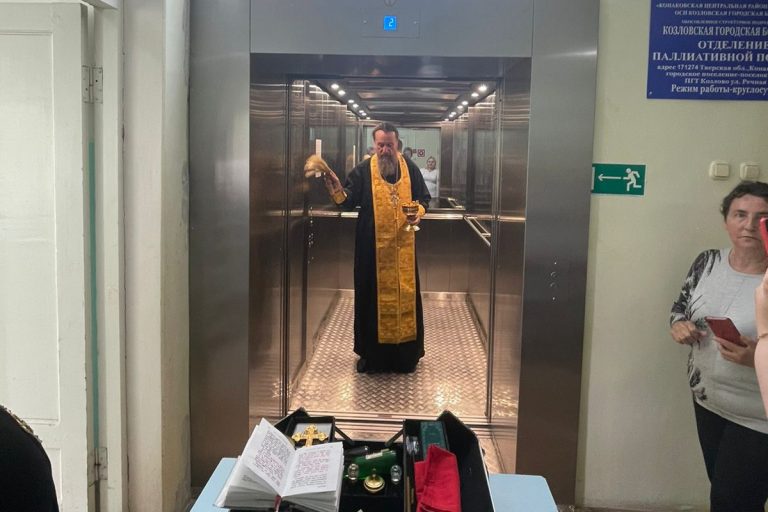 В Тверской области лифт окропили святой водой