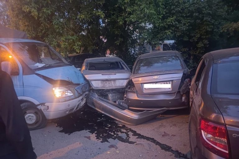Пьяный водитель в Твери снес на своем пути 5 припаркованных автомобилей